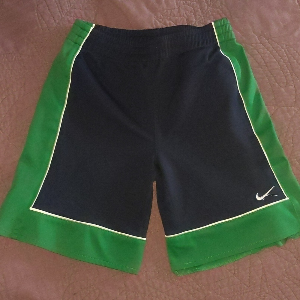 Boy's Nike shorts size 6. Blue and green